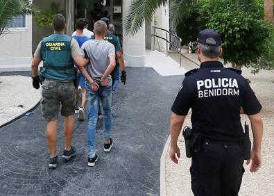 Imagen secundaria 1 - Violación en manada en Benidorm | Otra joven denuncia abusos sexuales de la manada de Benidorm