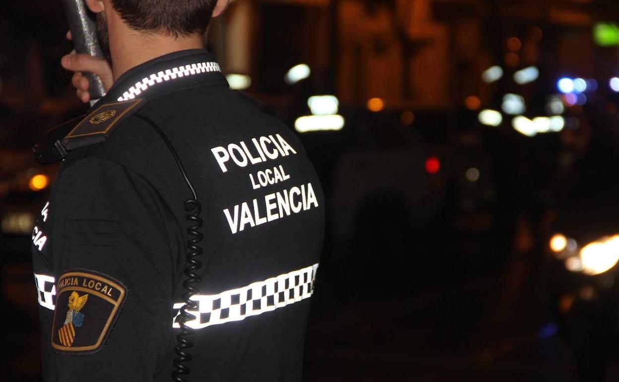 Un agente de la Policía Local de Valencia durante un servicio nocturno. 