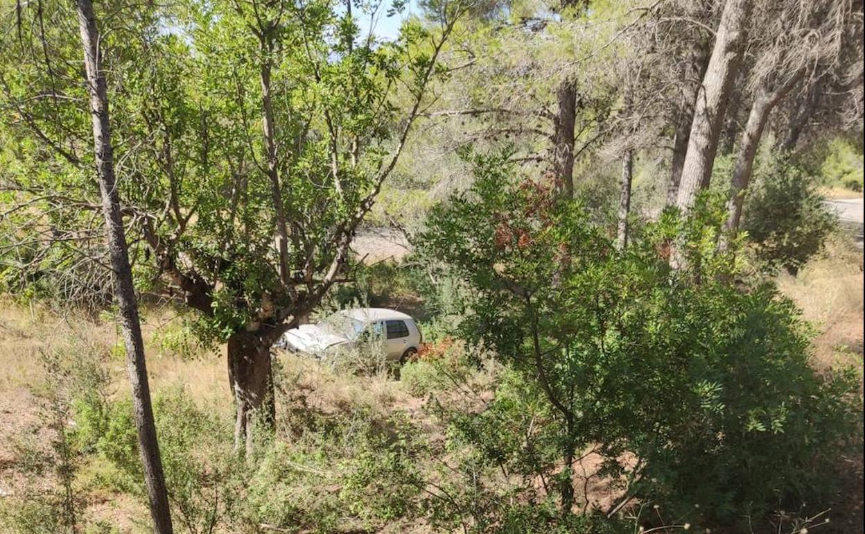 El vehículo cayó por un terraplén.