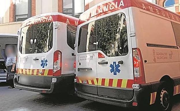 Imagen principal - Dos ambunacias segundos despúes de tener un pequeño roce. Una puerta y un tablón de madera en el hueco de una escalera en el Hospital Clínico. Desconchones en el suelo del sótano del hospital y varias camas viejas. 