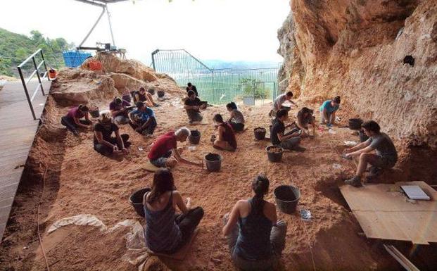 Trabajo. Un grupo de arqueólogos busca restos en la Cova del Bolomor de Tavernes en una campaña anterior. 