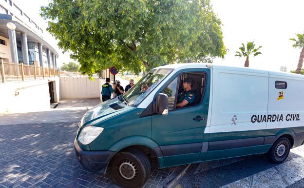 La Guardia Civil de Altea trasladando a los Juzgados de Benidorm a los presuntos autores de la agresión sexual. 