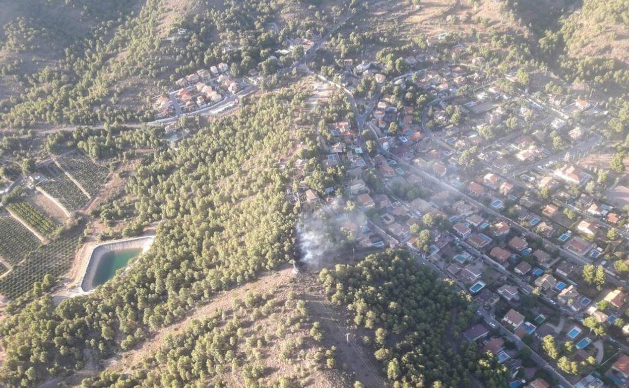 Columna de humo que provoca el incendio de Náquera, que afecta a la urbanización San Miguel.