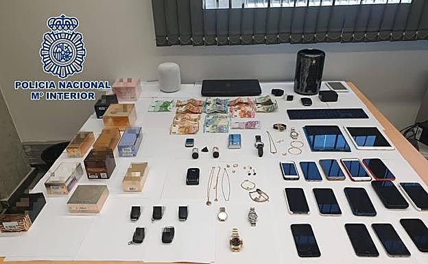 Algunos de los objetos incautados durante los registros. 