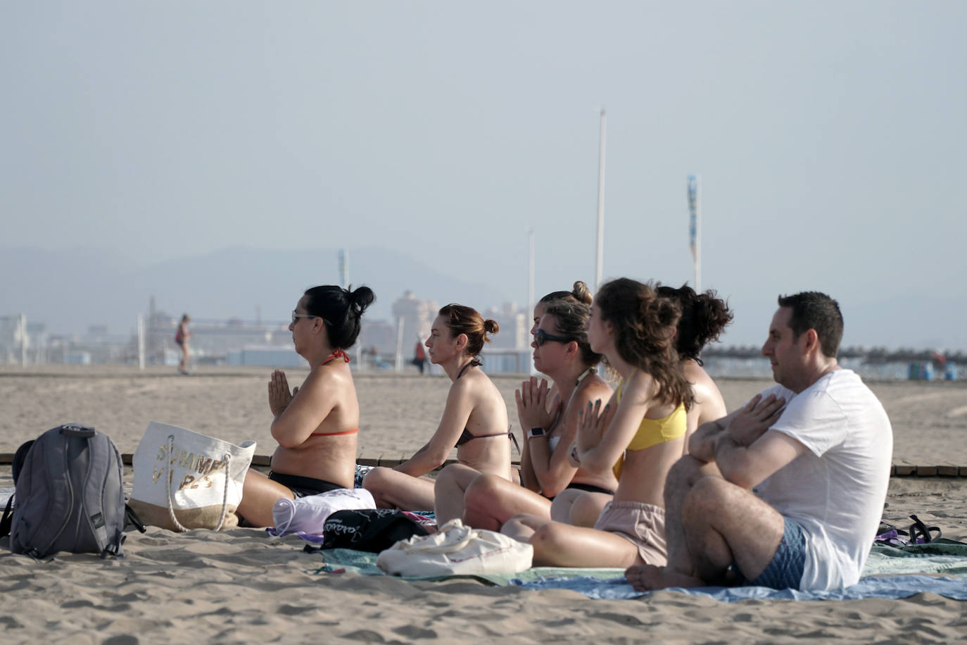 Ejercicio sobre la arena a primera hora de la mañana. Este plan gratuito se puede hacer de forma diaria en las playas de Valencia. No es necesario apuntarse, únicamente acudir y disfrutar de un momento de bienestar en un enclave especial.