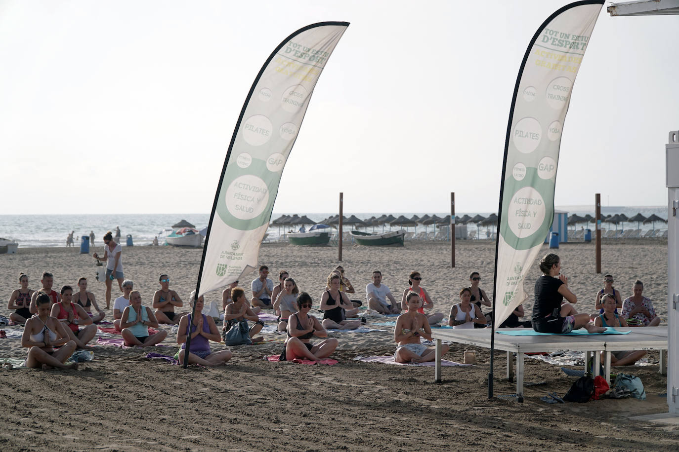 Ejercicio sobre la arena a primera hora de la mañana. Este plan gratuito se puede hacer de forma diaria en las playas de Valencia. No es necesario apuntarse, únicamente acudir y disfrutar de un momento de bienestar en un enclave especial.