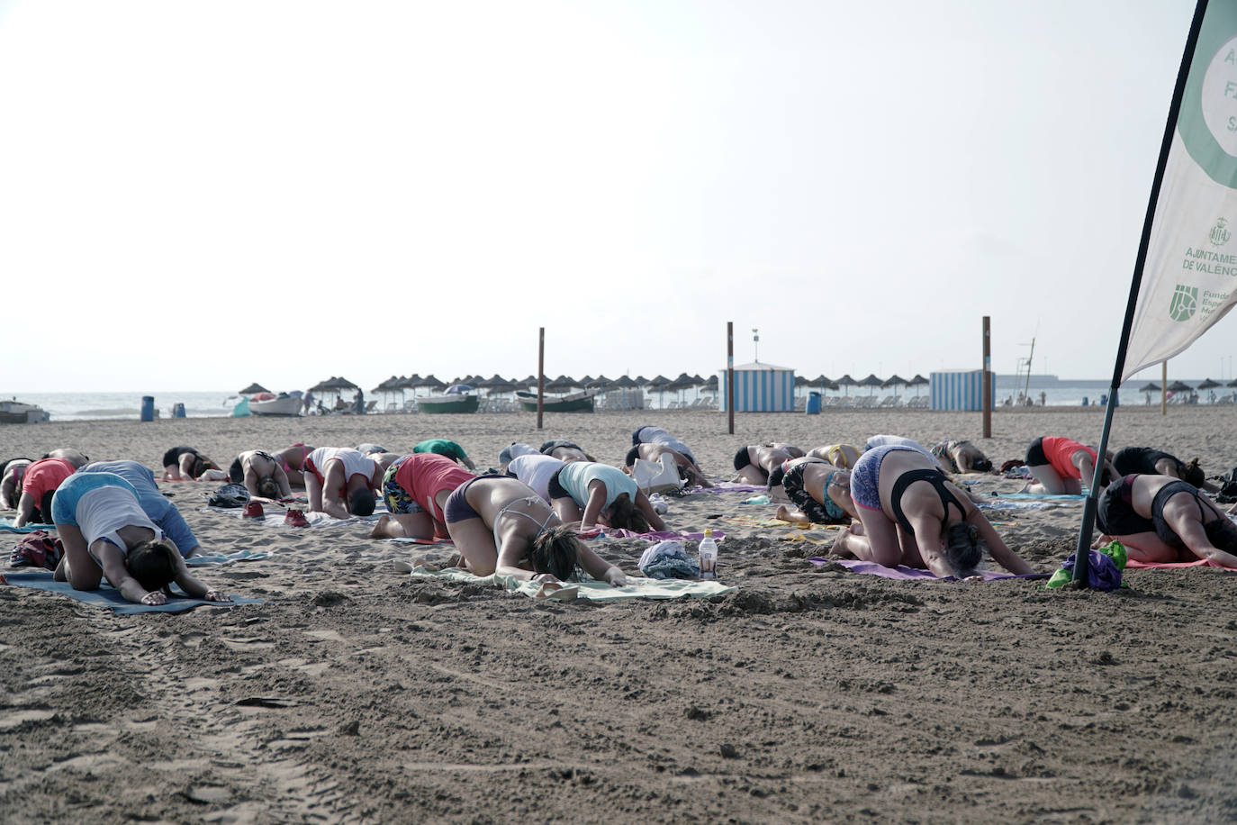 Ejercicio sobre la arena a primera hora de la mañana. Este plan gratuito se puede hacer de forma diaria en las playas de Valencia. No es necesario apuntarse, únicamente acudir y disfrutar de un momento de bienestar en un enclave especial.