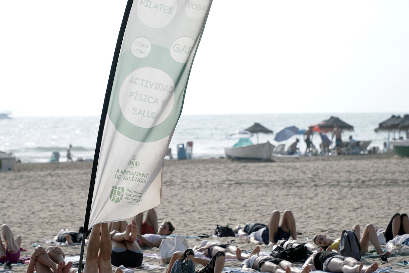 Ejercicio sobre la arena a primera hora de la mañana. Este plan gratuito se puede hacer de forma diaria en las playas de Valencia. No es necesario apuntarse, únicamente acudir y disfrutar de un momento de bienestar en un enclave especial.