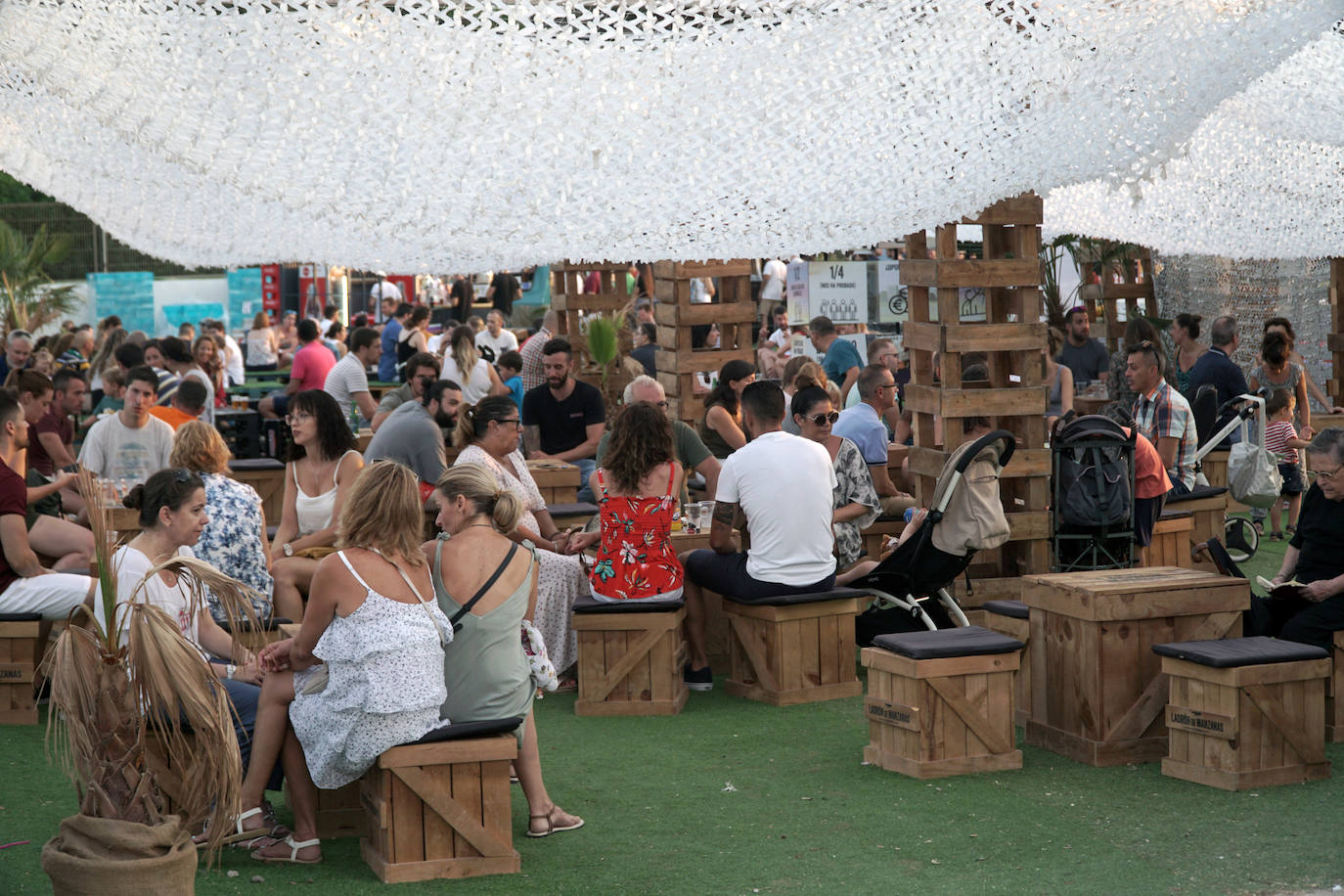 La playa de El Puig acoge el festival Solmarket que se ha convertido ya en toda una tendencia entre los planes de ocio valencianos. Un lugar para disfrutar del atardecer y del ocio gastronómico, pensado para todos los públicos, con puestos de comida y actividades con las que disfrutar los días de verano. Además, la oferta gastronómica de este año se vuelve más internacional que nunca con arriesgadas combinaciones de países como Tailandia, Japón, Venezuela, México, Argentina, Cuba o Italia. La entrada es gratuita y consigue reunir año tras año a miles de asistentes.