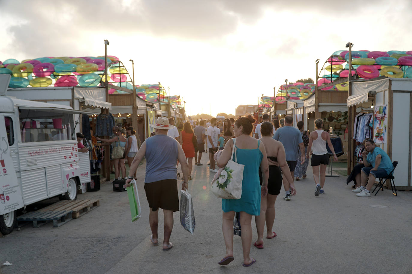 La playa de El Puig acoge el festival Solmarket que se ha convertido ya en toda una tendencia entre los planes de ocio valencianos. Un lugar para disfrutar del atardecer y del ocio gastronómico, pensado para todos los públicos, con puestos de comida y actividades con las que disfrutar los días de verano. Además, la oferta gastronómica de este año se vuelve más internacional que nunca con arriesgadas combinaciones de países como Tailandia, Japón, Venezuela, México, Argentina, Cuba o Italia. La entrada es gratuita y consigue reunir año tras año a miles de asistentes.