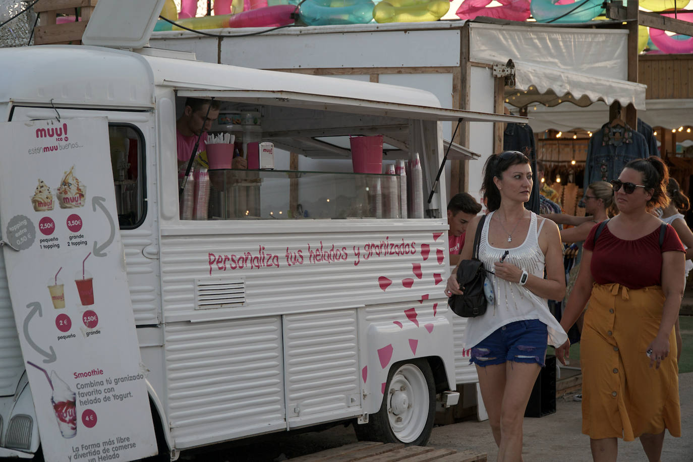 La playa de El Puig acoge el festival Solmarket que se ha convertido ya en toda una tendencia entre los planes de ocio valencianos. Un lugar para disfrutar del atardecer y del ocio gastronómico, pensado para todos los públicos, con puestos de comida y actividades con las que disfrutar los días de verano. Además, la oferta gastronómica de este año se vuelve más internacional que nunca con arriesgadas combinaciones de países como Tailandia, Japón, Venezuela, México, Argentina, Cuba o Italia. La entrada es gratuita y consigue reunir año tras año a miles de asistentes.