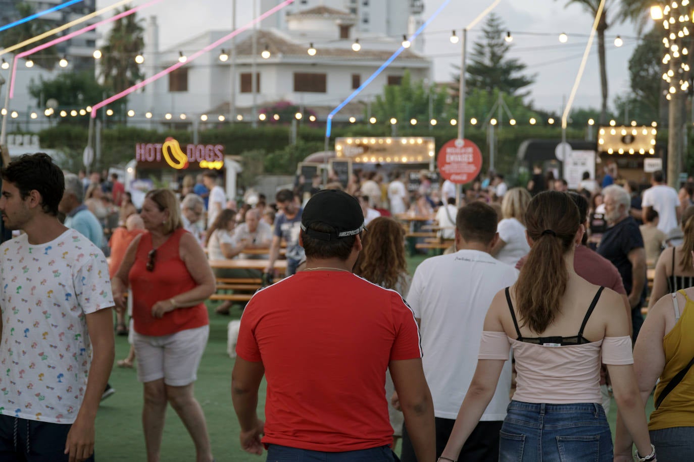 La playa de El Puig acoge el festival Solmarket que se ha convertido ya en toda una tendencia entre los planes de ocio valencianos. Un lugar para disfrutar del atardecer y del ocio gastronómico, pensado para todos los públicos, con puestos de comida y actividades con las que disfrutar los días de verano. Además, la oferta gastronómica de este año se vuelve más internacional que nunca con arriesgadas combinaciones de países como Tailandia, Japón, Venezuela, México, Argentina, Cuba o Italia. La entrada es gratuita y consigue reunir año tras año a miles de asistentes.