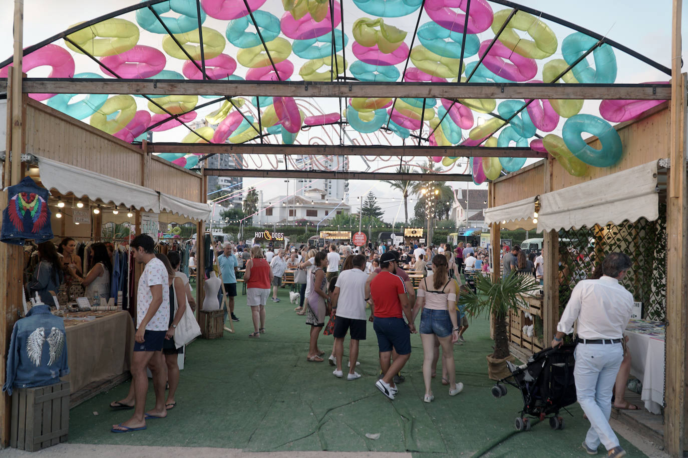 La playa de El Puig acoge el festival Solmarket que se ha convertido ya en toda una tendencia entre los planes de ocio valencianos. Un lugar para disfrutar del atardecer y del ocio gastronómico, pensado para todos los públicos, con puestos de comida y actividades con las que disfrutar los días de verano. Además, la oferta gastronómica de este año se vuelve más internacional que nunca con arriesgadas combinaciones de países como Tailandia, Japón, Venezuela, México, Argentina, Cuba o Italia. La entrada es gratuita y consigue reunir año tras año a miles de asistentes.