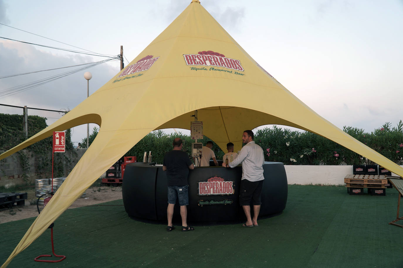 La playa de El Puig acoge el festival Solmarket que se ha convertido ya en toda una tendencia entre los planes de ocio valencianos. Un lugar para disfrutar del atardecer y del ocio gastronómico, pensado para todos los públicos, con puestos de comida y actividades con las que disfrutar los días de verano. Además, la oferta gastronómica de este año se vuelve más internacional que nunca con arriesgadas combinaciones de países como Tailandia, Japón, Venezuela, México, Argentina, Cuba o Italia. La entrada es gratuita y consigue reunir año tras año a miles de asistentes.