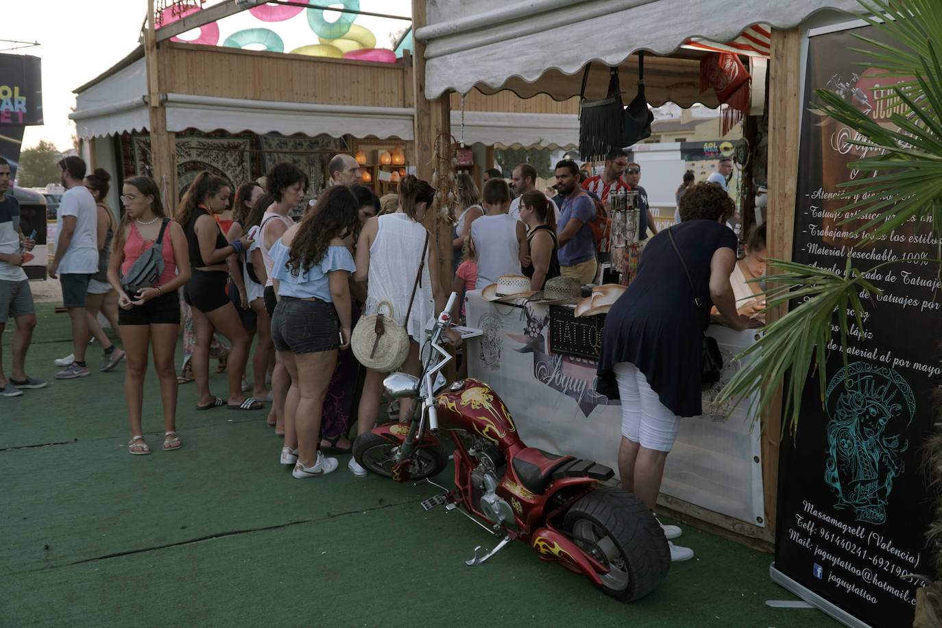 La playa de El Puig acoge el festival Solmarket que se ha convertido ya en toda una tendencia entre los planes de ocio valencianos. Un lugar para disfrutar del atardecer y del ocio gastronómico, pensado para todos los públicos, con puestos de comida y actividades con las que disfrutar los días de verano. Además, la oferta gastronómica de este año se vuelve más internacional que nunca con arriesgadas combinaciones de países como Tailandia, Japón, Venezuela, México, Argentina, Cuba o Italia. La entrada es gratuita y consigue reunir año tras año a miles de asistentes.