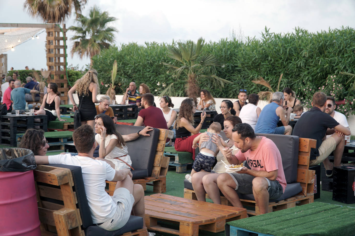 La playa de El Puig acoge el festival Solmarket que se ha convertido ya en toda una tendencia entre los planes de ocio valencianos. Un lugar para disfrutar del atardecer y del ocio gastronómico, pensado para todos los públicos, con puestos de comida y actividades con las que disfrutar los días de verano. Además, la oferta gastronómica de este año se vuelve más internacional que nunca con arriesgadas combinaciones de países como Tailandia, Japón, Venezuela, México, Argentina, Cuba o Italia. La entrada es gratuita y consigue reunir año tras año a miles de asistentes.