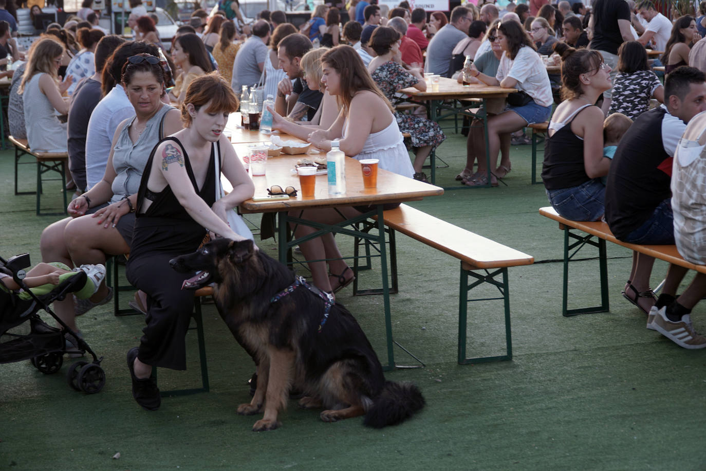 La playa de El Puig acoge el festival Solmarket que se ha convertido ya en toda una tendencia entre los planes de ocio valencianos. Un lugar para disfrutar del atardecer y del ocio gastronómico, pensado para todos los públicos, con puestos de comida y actividades con las que disfrutar los días de verano. Además, la oferta gastronómica de este año se vuelve más internacional que nunca con arriesgadas combinaciones de países como Tailandia, Japón, Venezuela, México, Argentina, Cuba o Italia. La entrada es gratuita y consigue reunir año tras año a miles de asistentes.