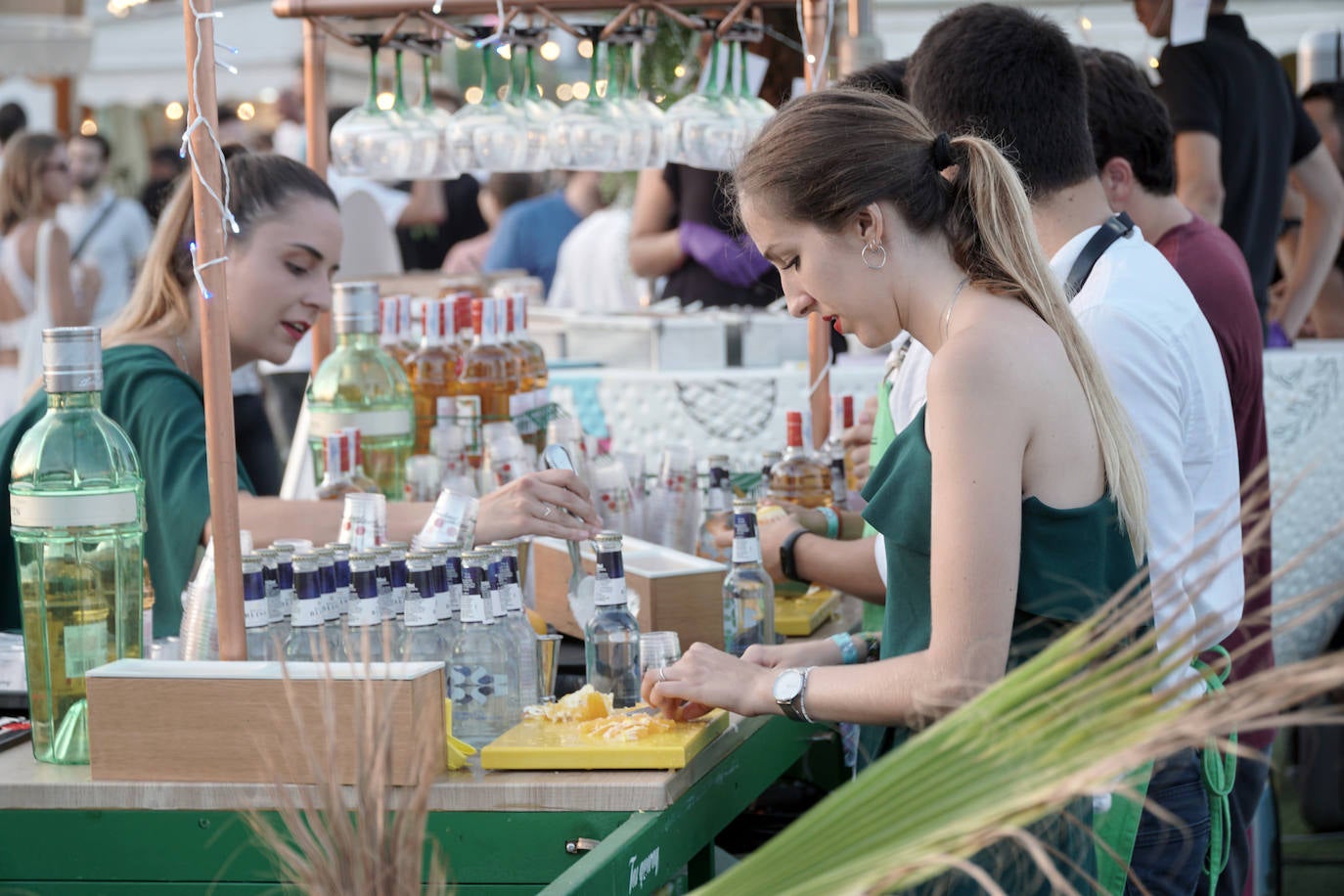 La playa de El Puig acoge el festival Solmarket que se ha convertido ya en toda una tendencia entre los planes de ocio valencianos. Un lugar para disfrutar del atardecer y del ocio gastronómico, pensado para todos los públicos, con puestos de comida y actividades con las que disfrutar los días de verano. Además, la oferta gastronómica de este año se vuelve más internacional que nunca con arriesgadas combinaciones de países como Tailandia, Japón, Venezuela, México, Argentina, Cuba o Italia. La entrada es gratuita y consigue reunir año tras año a miles de asistentes.