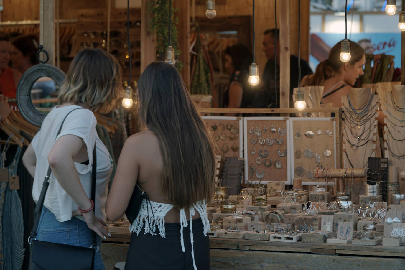 La playa de El Puig acoge el festival Solmarket que se ha convertido ya en toda una tendencia entre los planes de ocio valencianos. Un lugar para disfrutar del atardecer y del ocio gastronómico, pensado para todos los públicos, con puestos de comida y actividades con las que disfrutar los días de verano. Además, la oferta gastronómica de este año se vuelve más internacional que nunca con arriesgadas combinaciones de países como Tailandia, Japón, Venezuela, México, Argentina, Cuba o Italia. La entrada es gratuita y consigue reunir año tras año a miles de asistentes.