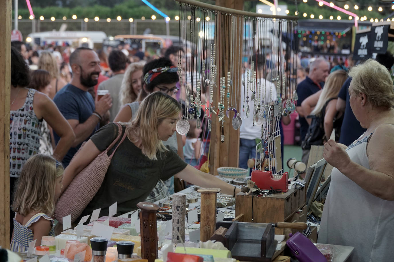 La playa de El Puig acoge el festival Solmarket que se ha convertido ya en toda una tendencia entre los planes de ocio valencianos. Un lugar para disfrutar del atardecer y del ocio gastronómico, pensado para todos los públicos, con puestos de comida y actividades con las que disfrutar los días de verano. Además, la oferta gastronómica de este año se vuelve más internacional que nunca con arriesgadas combinaciones de países como Tailandia, Japón, Venezuela, México, Argentina, Cuba o Italia. La entrada es gratuita y consigue reunir año tras año a miles de asistentes.