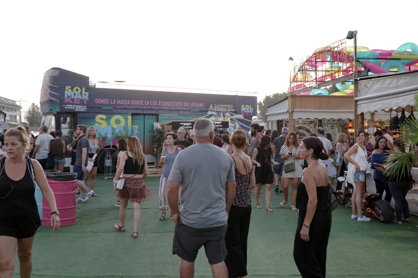 La playa de El Puig acoge el festival Solmarket que se ha convertido ya en toda una tendencia entre los planes de ocio valencianos. Un lugar para disfrutar del atardecer y del ocio gastronómico, pensado para todos los públicos, con puestos de comida y actividades con las que disfrutar los días de verano. Además, la oferta gastronómica de este año se vuelve más internacional que nunca con arriesgadas combinaciones de países como Tailandia, Japón, Venezuela, México, Argentina, Cuba o Italia. La entrada es gratuita y consigue reunir año tras año a miles de asistentes.