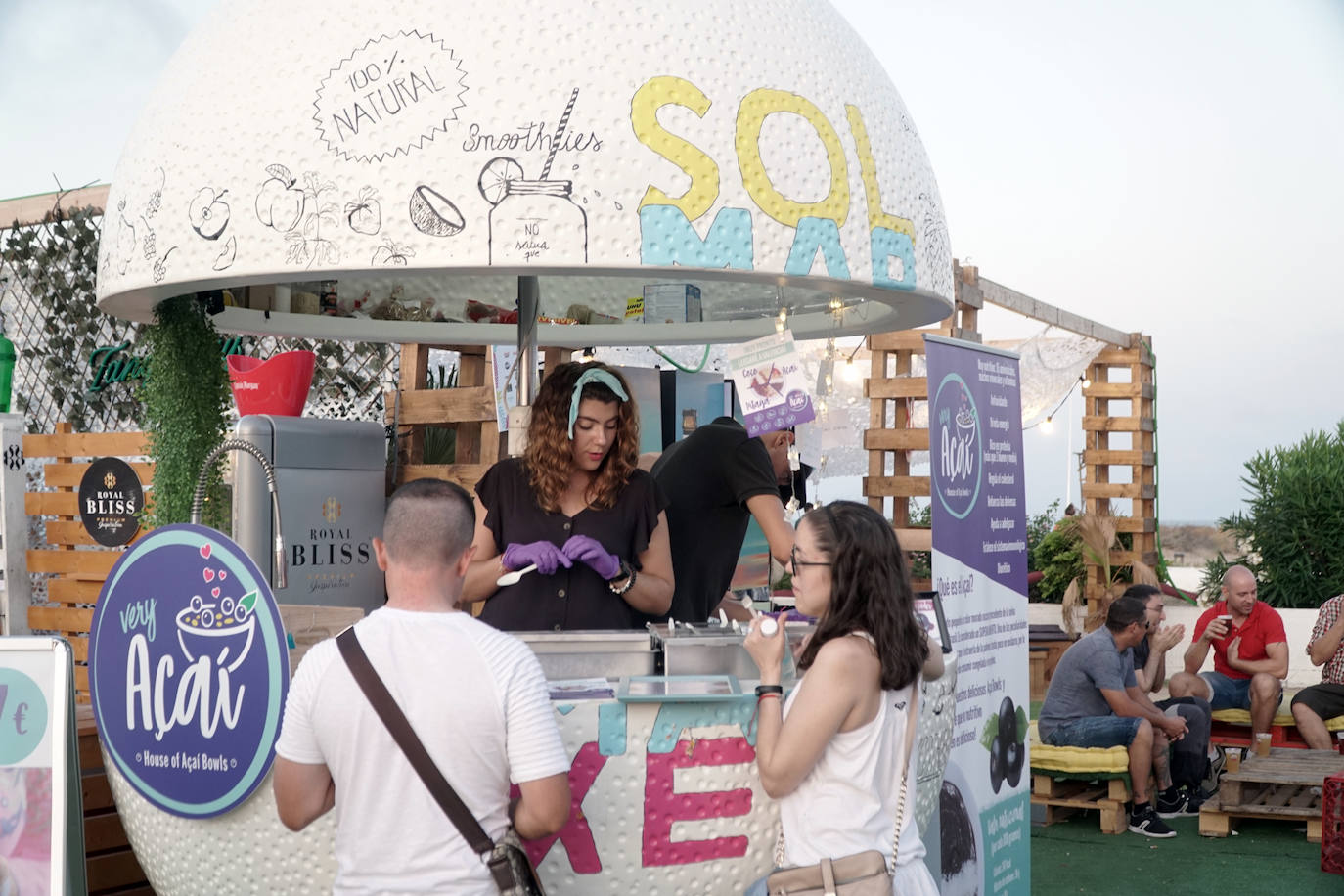 La playa de El Puig acoge el festival Solmarket que se ha convertido ya en toda una tendencia entre los planes de ocio valencianos. Un lugar para disfrutar del atardecer y del ocio gastronómico, pensado para todos los públicos, con puestos de comida y actividades con las que disfrutar los días de verano. Además, la oferta gastronómica de este año se vuelve más internacional que nunca con arriesgadas combinaciones de países como Tailandia, Japón, Venezuela, México, Argentina, Cuba o Italia. La entrada es gratuita y consigue reunir año tras año a miles de asistentes.