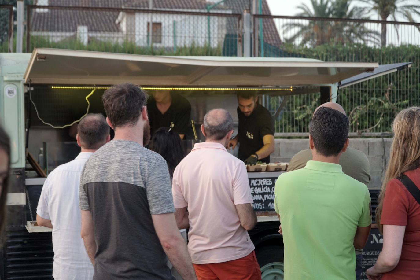 La playa de El Puig acoge el festival Solmarket que se ha convertido ya en toda una tendencia entre los planes de ocio valencianos. Un lugar para disfrutar del atardecer y del ocio gastronómico, pensado para todos los públicos, con puestos de comida y actividades con las que disfrutar los días de verano. Además, la oferta gastronómica de este año se vuelve más internacional que nunca con arriesgadas combinaciones de países como Tailandia, Japón, Venezuela, México, Argentina, Cuba o Italia. La entrada es gratuita y consigue reunir año tras año a miles de asistentes.