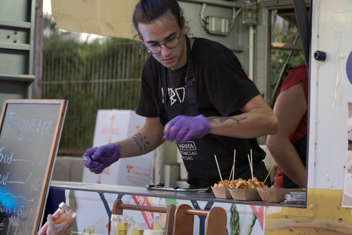 La playa de El Puig acoge el festival Solmarket que se ha convertido ya en toda una tendencia entre los planes de ocio valencianos. Un lugar para disfrutar del atardecer y del ocio gastronómico, pensado para todos los públicos, con puestos de comida y actividades con las que disfrutar los días de verano. Además, la oferta gastronómica de este año se vuelve más internacional que nunca con arriesgadas combinaciones de países como Tailandia, Japón, Venezuela, México, Argentina, Cuba o Italia. La entrada es gratuita y consigue reunir año tras año a miles de asistentes.