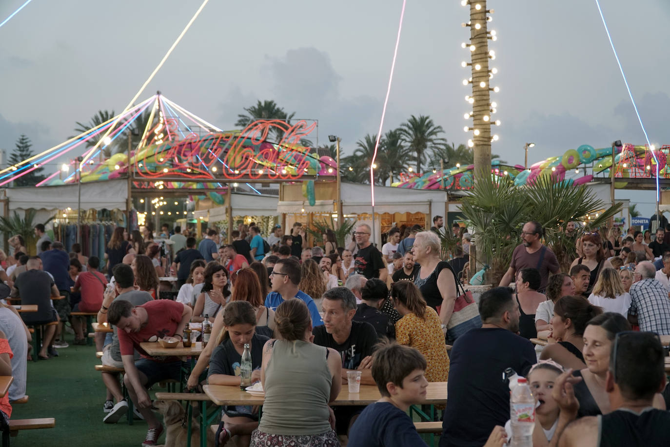 La playa de El Puig acoge el festival Solmarket que se ha convertido ya en toda una tendencia entre los planes de ocio valencianos. Un lugar para disfrutar del atardecer y del ocio gastronómico, pensado para todos los públicos, con puestos de comida y actividades con las que disfrutar los días de verano. Además, la oferta gastronómica de este año se vuelve más internacional que nunca con arriesgadas combinaciones de países como Tailandia, Japón, Venezuela, México, Argentina, Cuba o Italia. La entrada es gratuita y consigue reunir año tras año a miles de asistentes.