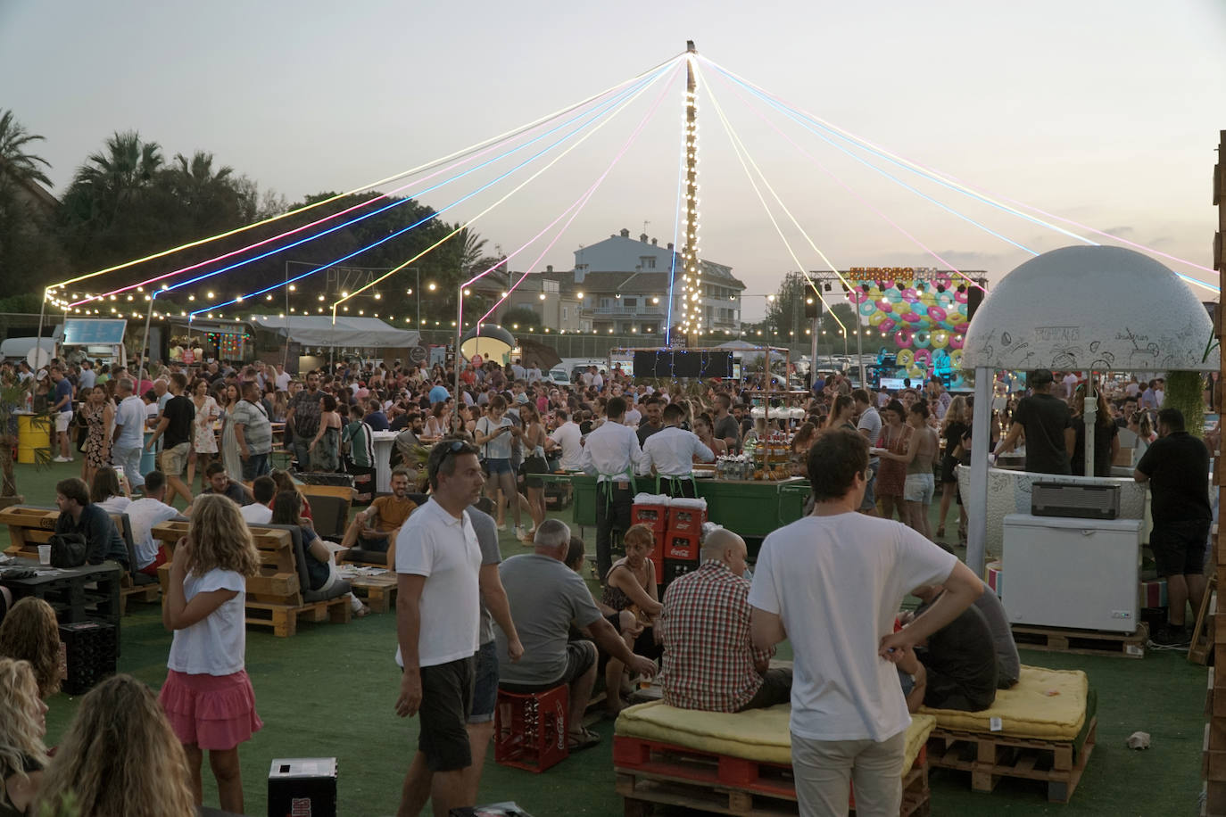 La playa de El Puig acoge el festival Solmarket que se ha convertido ya en toda una tendencia entre los planes de ocio valencianos. Un lugar para disfrutar del atardecer y del ocio gastronómico, pensado para todos los públicos, con puestos de comida y actividades con las que disfrutar los días de verano. Además, la oferta gastronómica de este año se vuelve más internacional que nunca con arriesgadas combinaciones de países como Tailandia, Japón, Venezuela, México, Argentina, Cuba o Italia. La entrada es gratuita y consigue reunir año tras año a miles de asistentes.