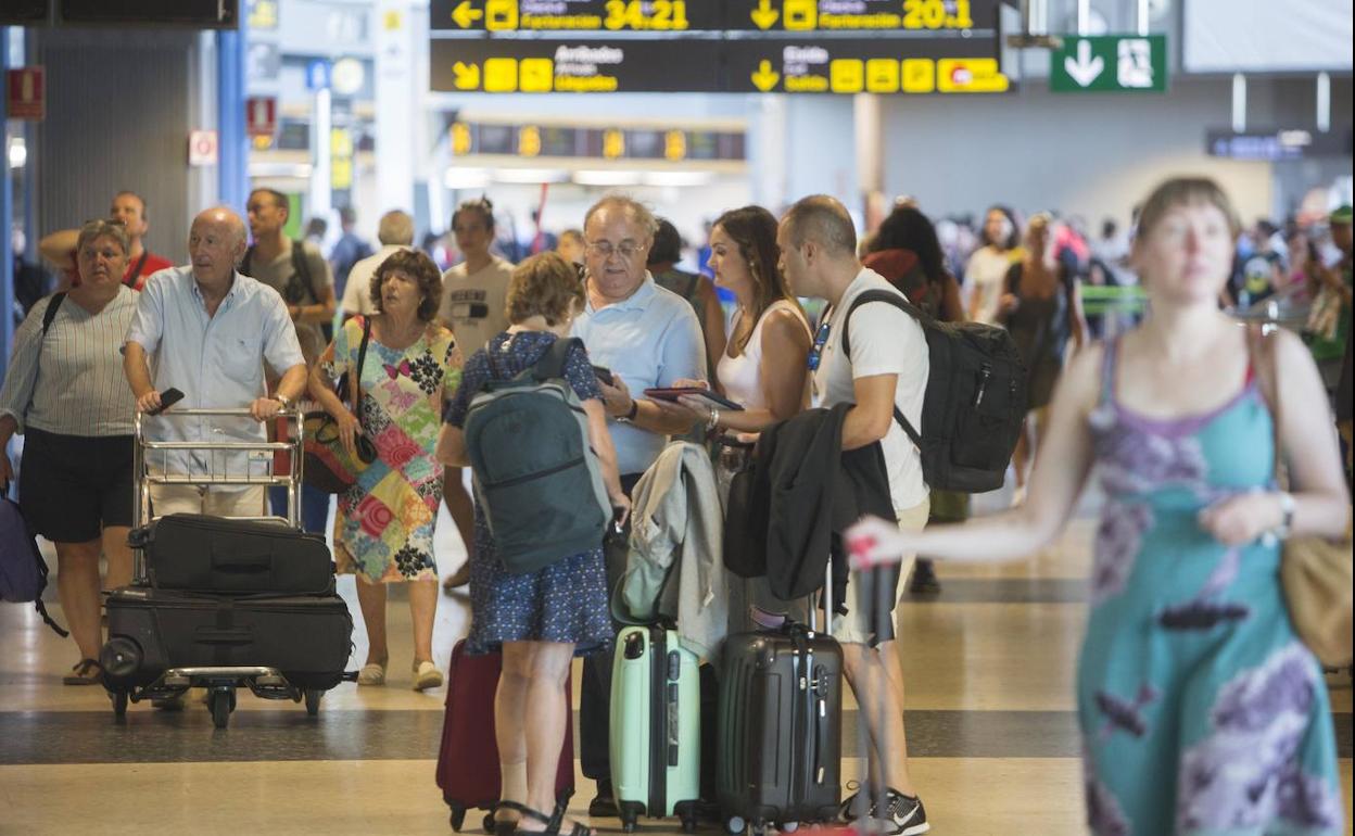 Pasajeros en la terminal del aeropuerto de Manises, este lunes.