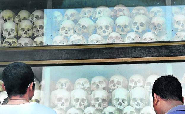 Los 5.000 cráneos en honor de las víctimas de la prisión camboyana S-21.