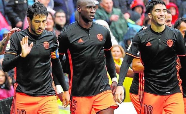 Mangala, junto a Parejo y Soler, durante un partido en el Bernabeu durante su primera etapa en el Valencia. 