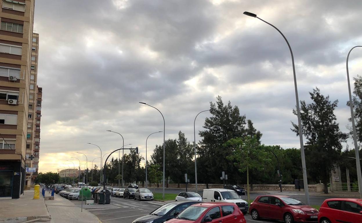 Cielos nubosos este lunes en la ciudad de Valencia. 