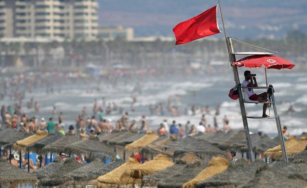 Un socorrista vigila la playa de la Malvarrosa de Valencia. 