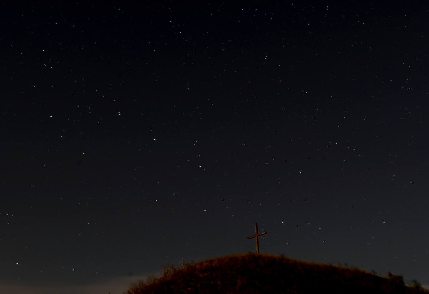 Lluvia de estrellas fugaces, Perseidas o Lágrimas de San Lorenzo. Su máxima actividad en Europa se da estas noches de agosto, cuando se pueden observar alrededor de 100 meteoros por hora. En realidad, son pequeñas partículas de polvo de distintos tamaños que van dejando los cometas -o asteroides- a lo largo de sus órbitas alrededor del Sol y que se desprenden debido al deshielo producido por el calor solar. En este caso provienen del cometa Swift-Tuttle. Así se han visto en varias partes del mundo. 