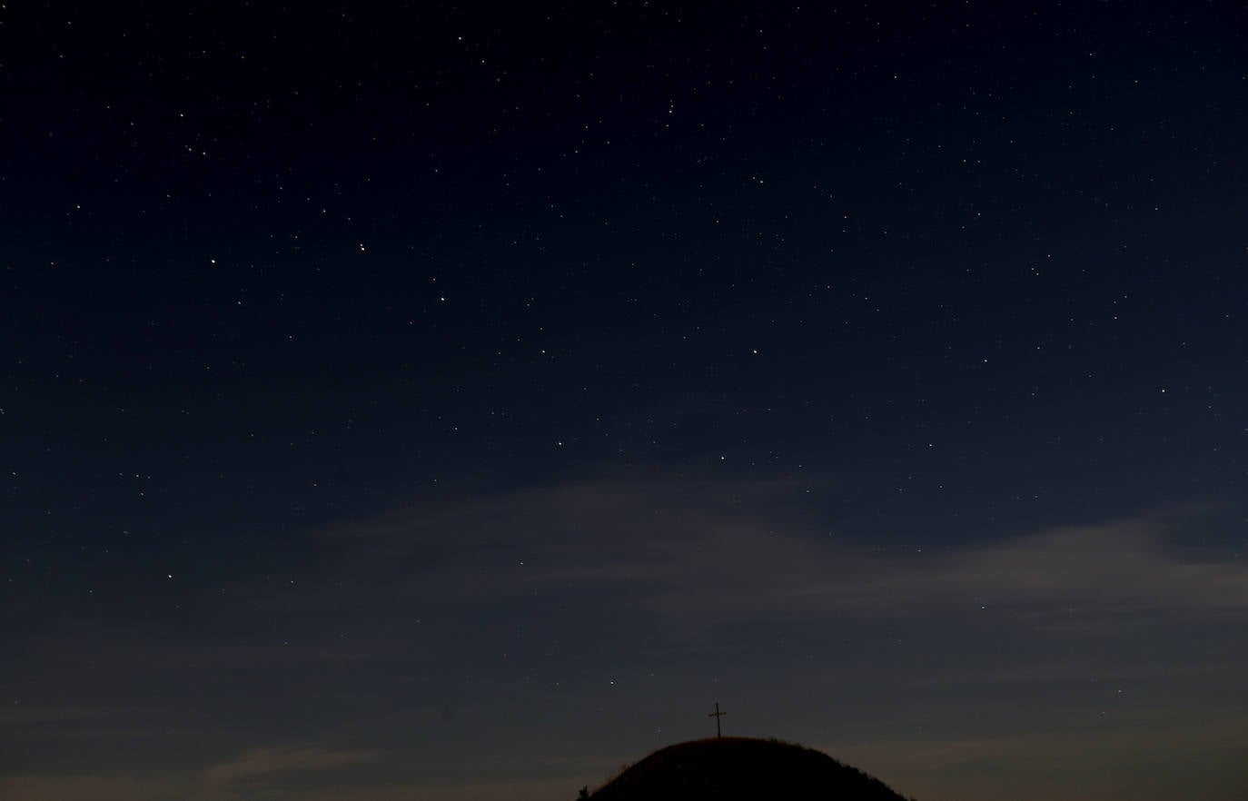 Lluvia de estrellas fugaces, Perseidas o Lágrimas de San Lorenzo. Su máxima actividad en Europa se da estas noches de agosto, cuando se pueden observar alrededor de 100 meteoros por hora. En realidad, son pequeñas partículas de polvo de distintos tamaños que van dejando los cometas -o asteroides- a lo largo de sus órbitas alrededor del Sol y que se desprenden debido al deshielo producido por el calor solar. En este caso provienen del cometa Swift-Tuttle. Así se han visto en varias partes del mundo. 