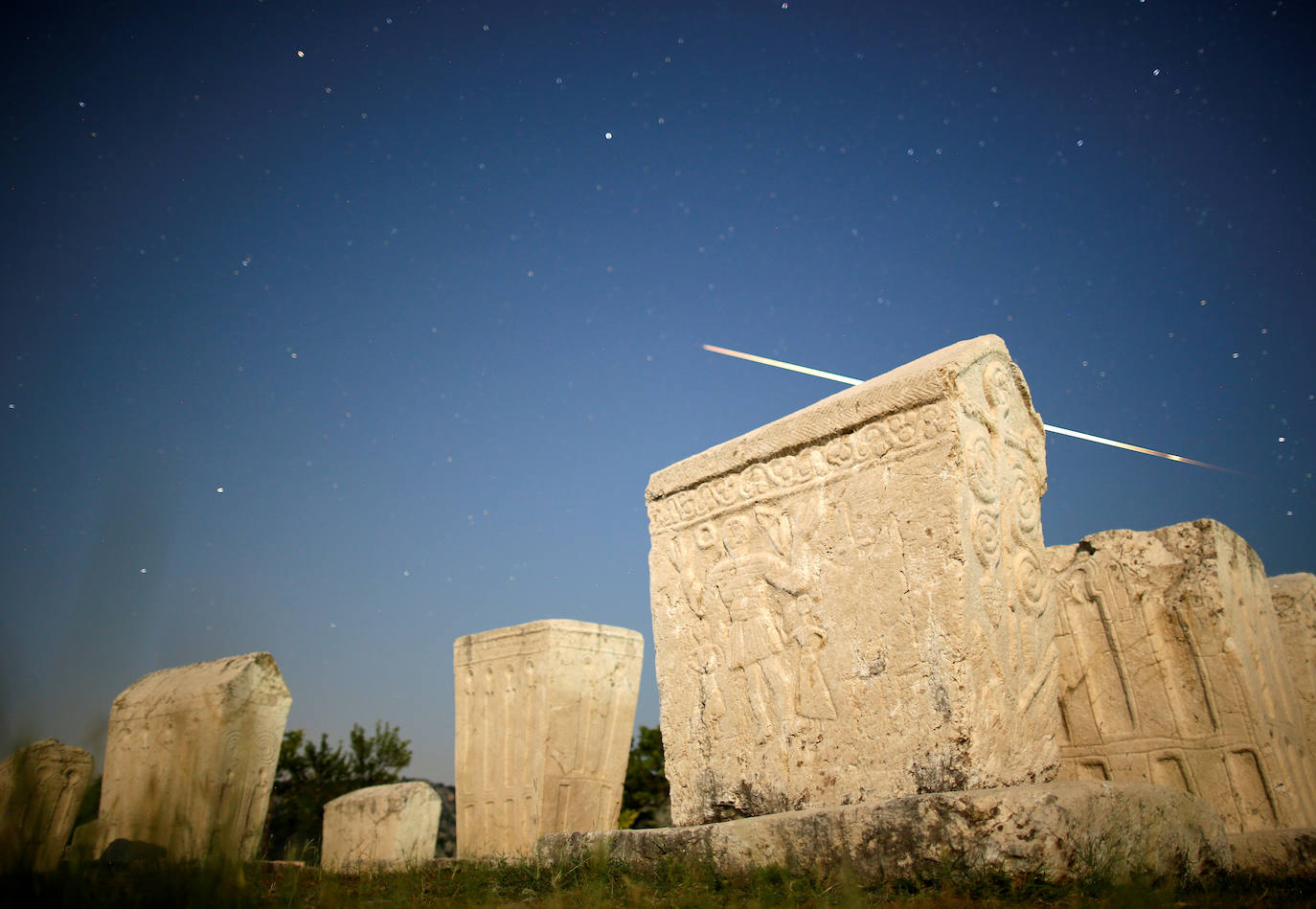 Lluvia de estrellas fugaces, Perseidas o Lágrimas de San Lorenzo. Su máxima actividad en Europa se da estas noches de agosto, cuando se pueden observar alrededor de 100 meteoros por hora. En realidad, son pequeñas partículas de polvo de distintos tamaños que van dejando los cometas -o asteroides- a lo largo de sus órbitas alrededor del Sol y que se desprenden debido al deshielo producido por el calor solar. En este caso provienen del cometa Swift-Tuttle. Así se han visto en varias partes del mundo: Radimlja (Bosnia Herzegovina). 