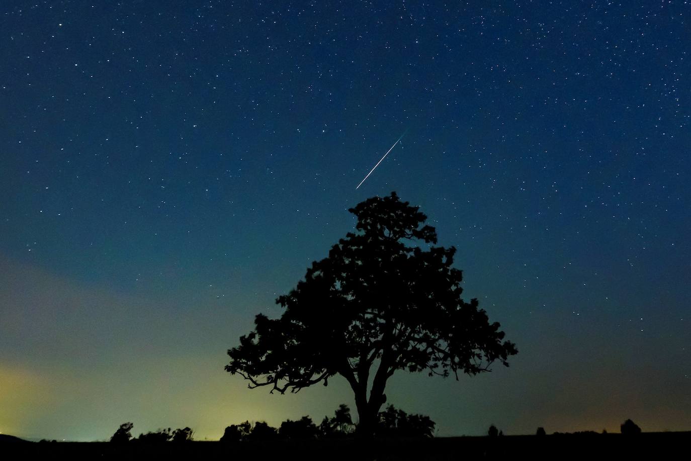 Lluvia de estrellas fugaces, Perseidas o Lágrimas de San Lorenzo. Su máxima actividad en Europa se da estas noches de agosto, cuando se pueden observar alrededor de 100 meteoros por hora. En realidad, son pequeñas partículas de polvo de distintos tamaños que van dejando los cometas -o asteroides- a lo largo de sus órbitas alrededor del Sol y que se desprenden debido al deshielo producido por el calor solar. En este caso provienen del cometa Swift-Tuttle. Así se han visto en varias partes del mundo: Nógrád (Hungría). 