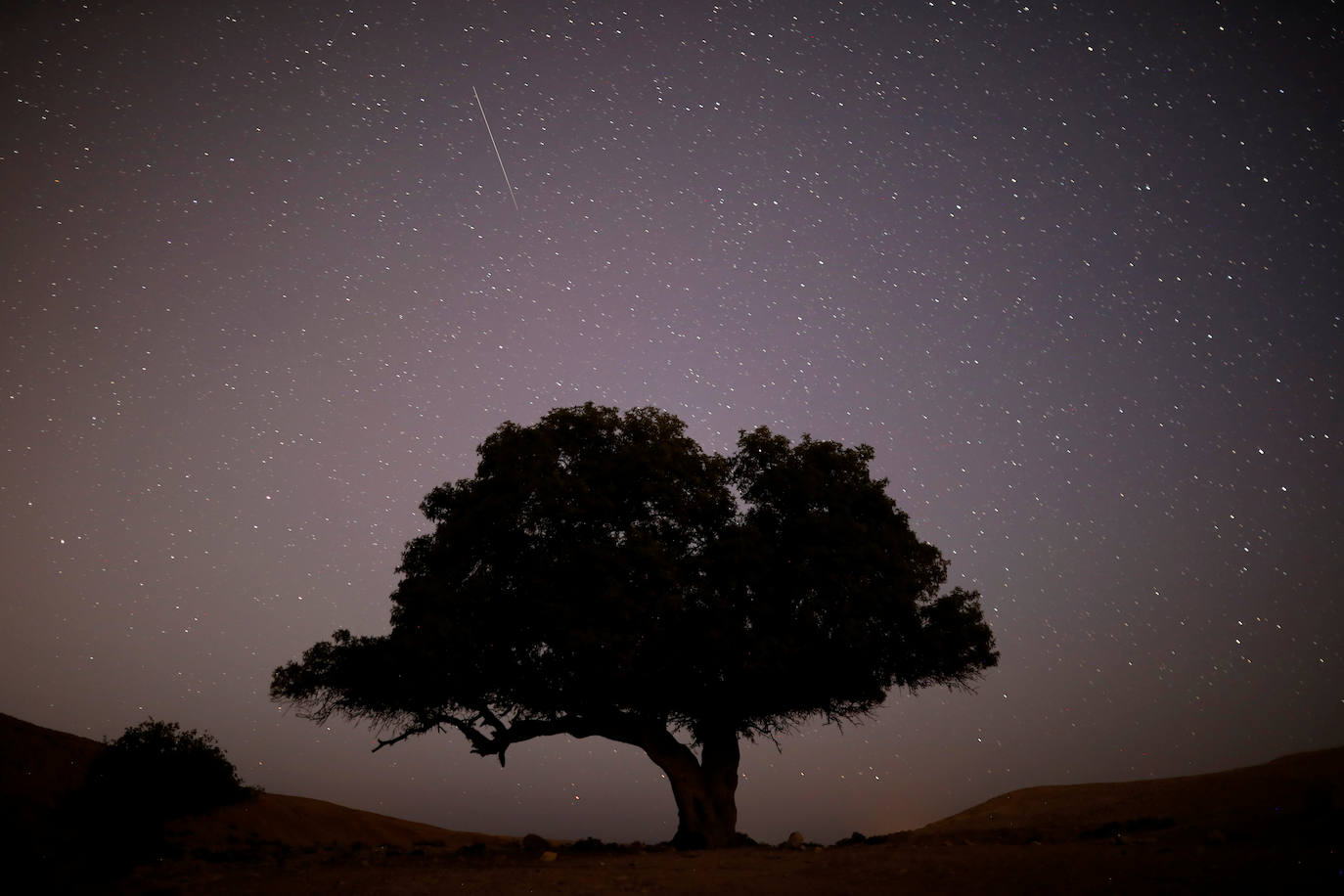 Lluvia de estrellas fugaces, Perseidas o Lágrimas de San Lorenzo. Su máxima actividad en Europa se da estas noches de agosto, cuando se pueden observar alrededor de 100 meteoros por hora. En realidad, son pequeñas partículas de polvo de distintos tamaños que van dejando los cometas -o asteroides- a lo largo de sus órbitas alrededor del Sol y que se desprenden debido al deshielo producido por el calor solar. En este caso provienen del cometa Swift-Tuttle. Así se han visto en varias partes del mundo: Nógrád (Hungría). 