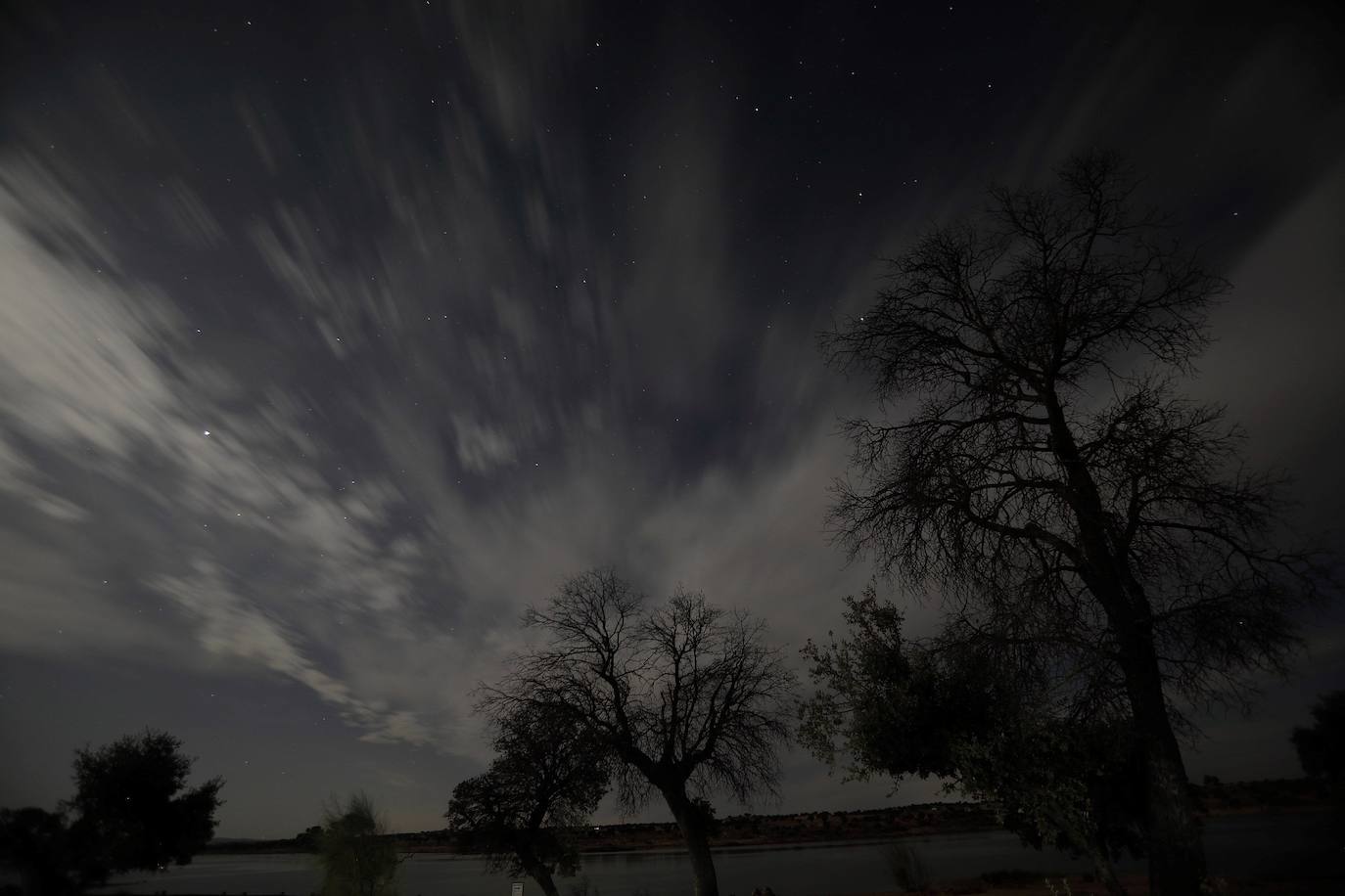 Lluvia de estrellas fugaces, Perseidas o Lágrimas de San Lorenzo. Su máxima actividad en Europa se da estas noches de agosto, cuando se pueden observar alrededor de 100 meteoros por hora. En realidad, son pequeñas partículas de polvo de distintos tamaños que van dejando los cometas -o asteroides- a lo largo de sus órbitas alrededor del Sol y que se desprenden debido al deshielo producido por el calor solar. En este caso provienen del cometa Swift-Tuttle. Así se han visto en varias partes del mundo. El Viso (Córdoba).