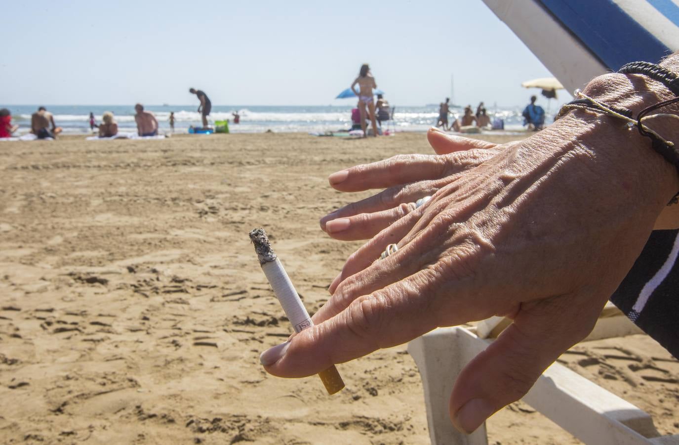 El Ayuntamiento estudia si prohibir el tabaco en la costa para el verano que viene, en una medida que todavía no se ha decidido