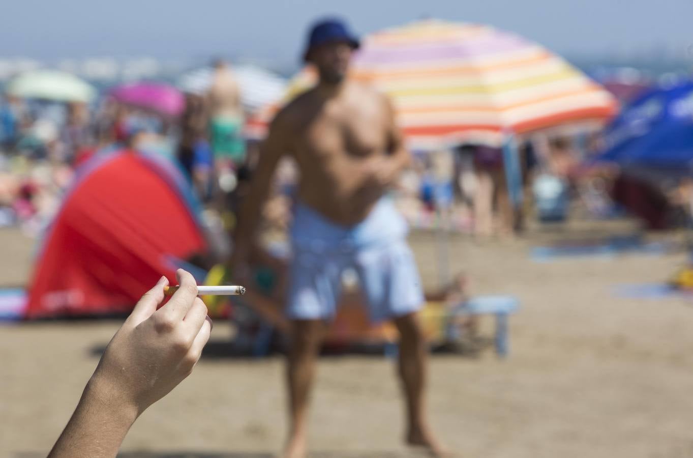 El Ayuntamiento estudia si prohibir el tabaco en la costa para el verano que viene, en una medida que todavía no se ha decidido