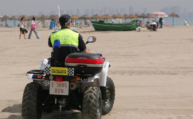 Un detenido se escapa dos veces de la policía en Valencia y huye descalzo y esposado