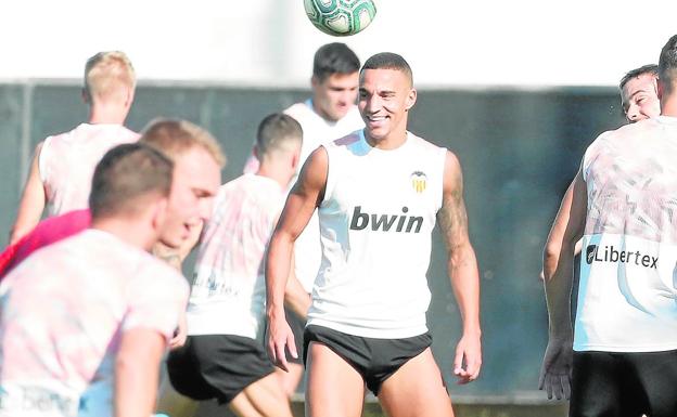 Rodrigo sonríe durante el entrenamiento de ayer por la mañana en la ciudad deportuiva.