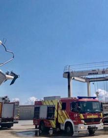 Imagen secundaria 2 - Actuación de los bomberos extinguiendo el incendio de la embarcación. 
