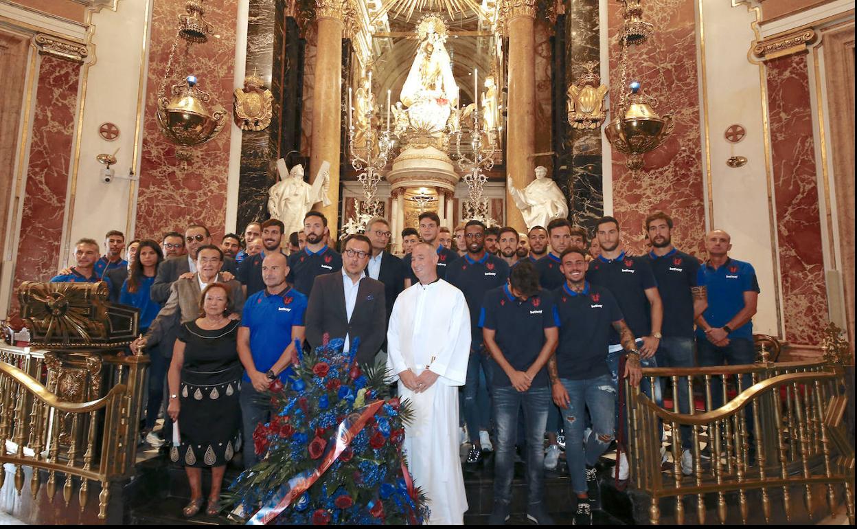 Plantilla, cuerpo técnico y directiva del Levante en la Basílica de la Virgen de los Desamparados. 