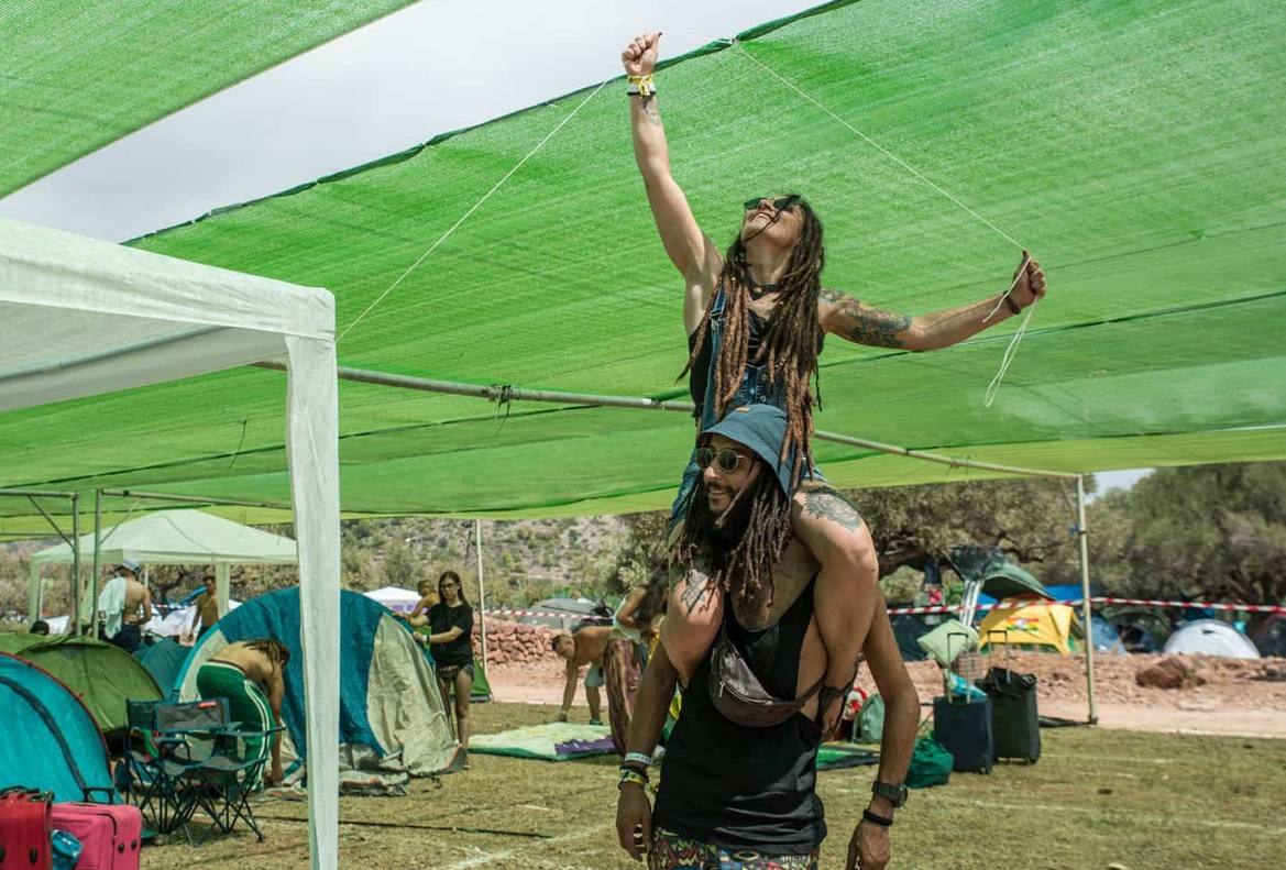 La 26 edición del certamen internacional reggae Rototom Sunsplash ha arrancado y ha convertido a la localidad castellonense en la capital mundial del reggae y en epicentro cultural, con dosis extra de compromiso medioambiental. La apuesta ofrece, hasta el próximo día 22, cien conciertos en siete escenarios por los que pasarán artistas de 23 nacionalidades. La cita, que cumple su primera década en España tras aterrizar desde Italia en el verano de 2010, trae ritmos que van desde el reggae, el dancehall o el dub, a la música de raíces negras, la música más profundos del Caribe, pasando por las sesiones de dj a ritmo de afrobeat y coupé-décalé. El festival recibirá a exponentes jamaicanos como el ganador del Grammy e hijo de Bob, Ziggy Marley o a la familia del reggae moderno: Morgan Heritage. También acudirán leyendas del reggae como el grupo The Abyssinians, -que cumple 50 años- entre otros.