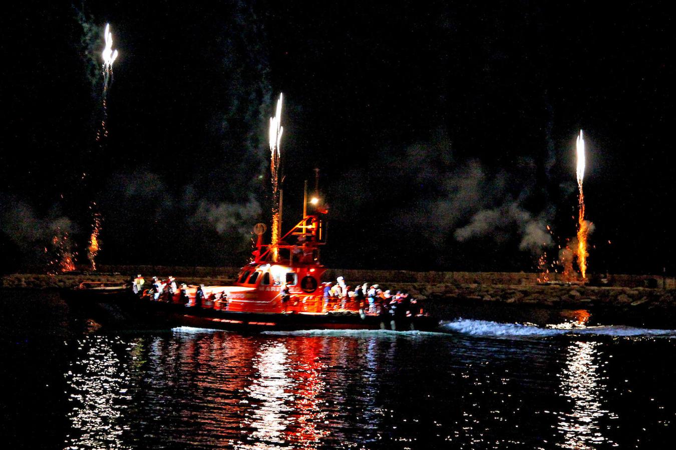 Fotos: Ferry encallado en el puerto de Dénia