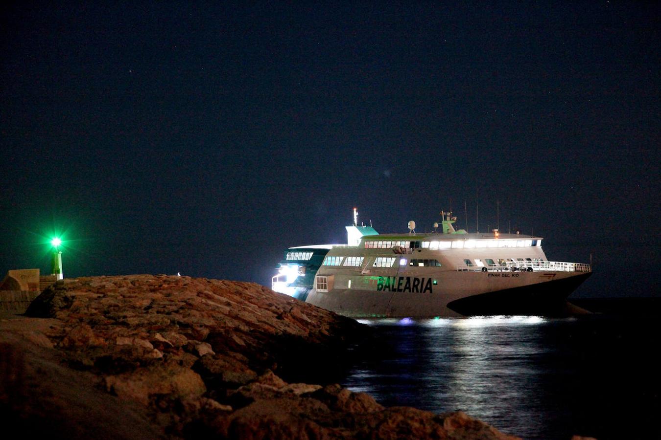 Fotos: Ferry encallado en el puerto de Dénia